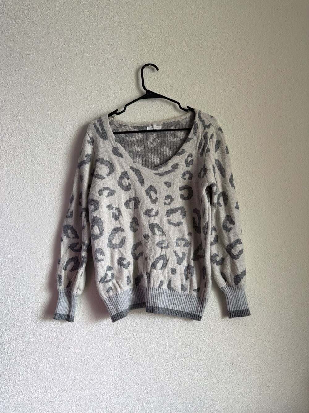 Maurices Grey Leopard Print V-Neck Sweater Size M